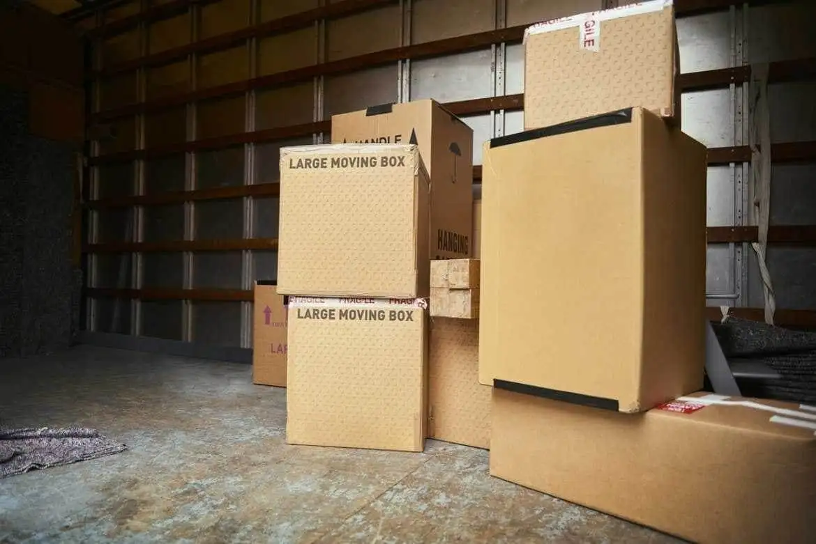 wielkie pudła kartonowe