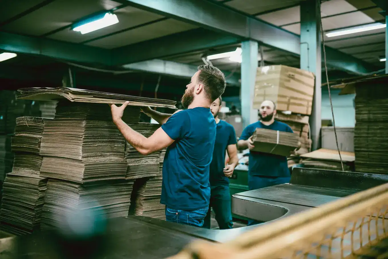 mężczyzna przy kartonach